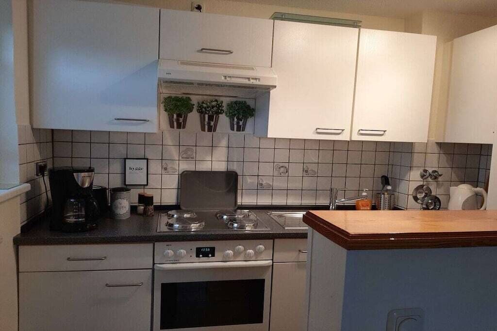 Wasserkocher mit Kaffee-/Teezubehör, Kühlschrank, Ofen, Herdplatte