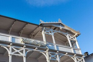 Ein Gebäude mit einem Balkon und einem Schild, auf dem 'Villa Monjau' steht.