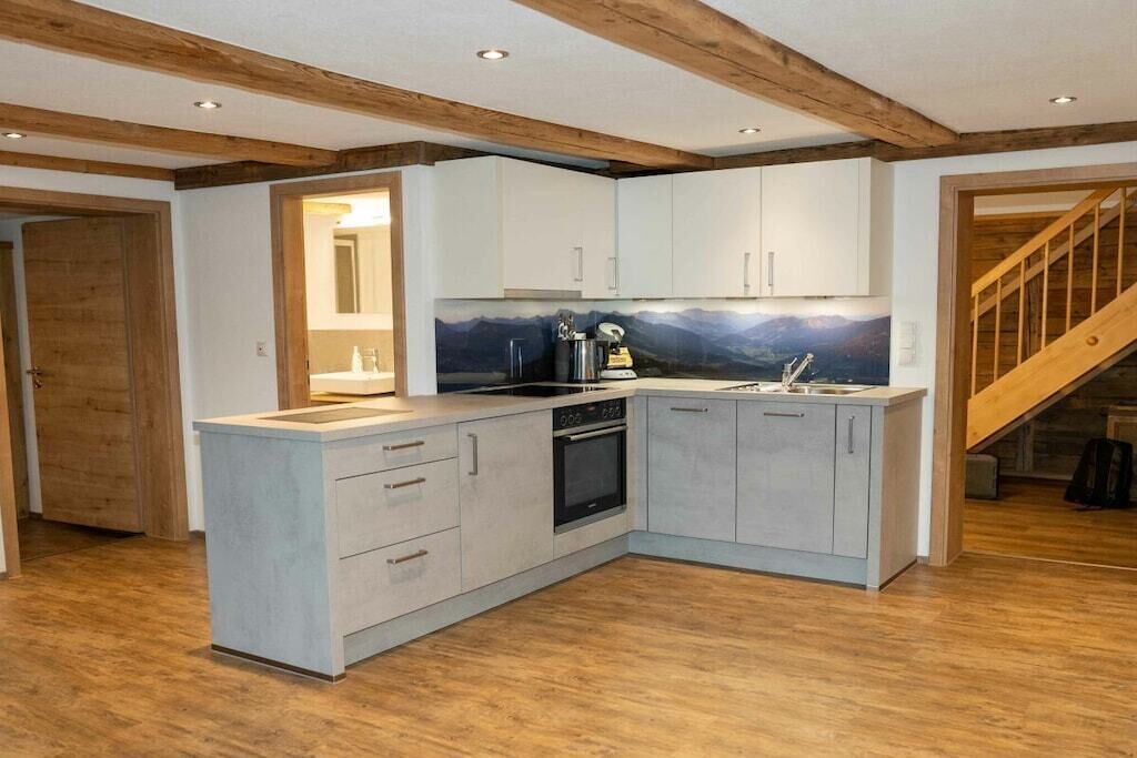 Coffee/tea maker, fridge, oven, stovetop