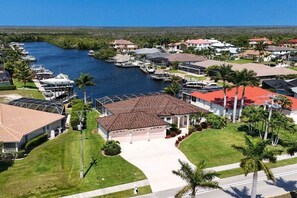 A residential area with houses, a marina, and a clear view of the water. - CCVS - Villa Grandiosa (Cape Coral)