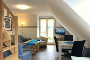 A room with a pool table, a sofa, a desk with a computer, and a TV. - Type 04 - Holiday home at the harbor (Zingst)
