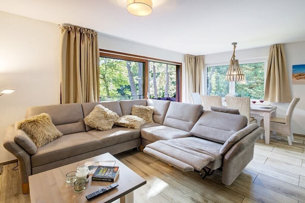 Ein modernes Wohnzimmer mit einer Couch, einem Couchtisch und einem Essbereich.