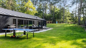 An outdoor area with a ping pong table, chairs, and a barbecue grill. - VillaVilla 994 - Øster Hurup, Østjylland (Hadsund)