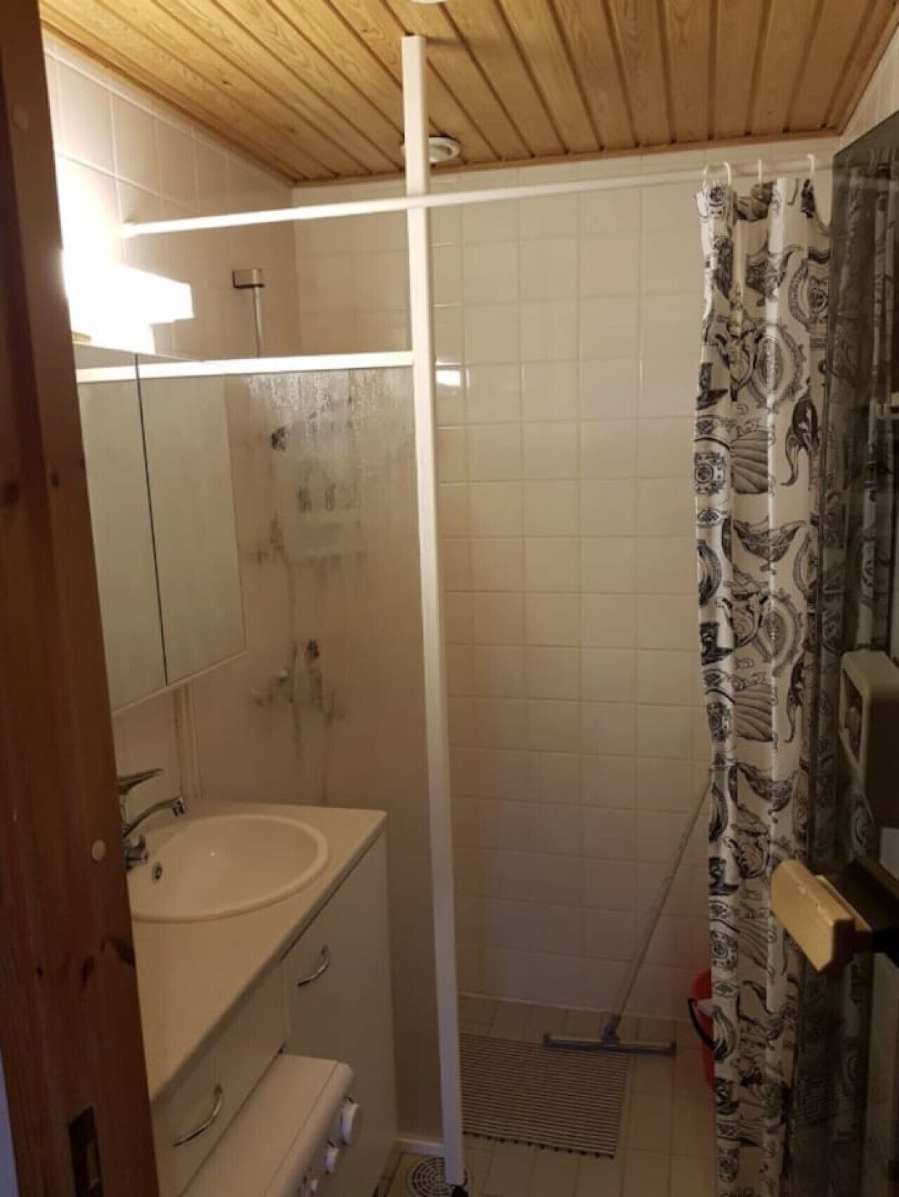 Un baño con ducha, lavabo e inodoro.