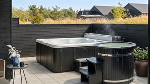 A hot tub and a smaller tub in a wooden outdoor setting with a tiled floor. - VillaVilla 1000 - Ålbæk, Nordjylland (Ålbæk)
