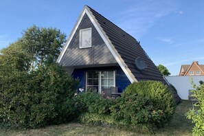 A house with a triangular roof, a satellite dish, and a window. - Holiday home with 2 bedrooms (Spieka-Neufeld (Wurster Nordseeküste))