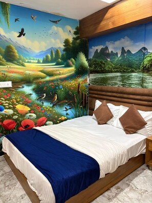 Un dormitorio con un mural de un paisaje, una cama con ropa blanca y almohadas marrones, y un cabecero de madera.