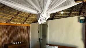 Ein Zimmer mit einem Bett, einem Nachttisch aus Holz und einem Kleiderschrank.