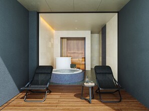 A spa room with two reclining chairs, a small table, and a hot tub. - FAV LUX NAGOYA MARUNOUCHI (Nagoya)
