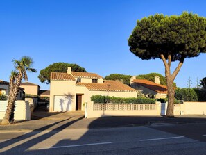 Unclassified image, 3 of 29, button - Vrbo Property (Le Barcarès)