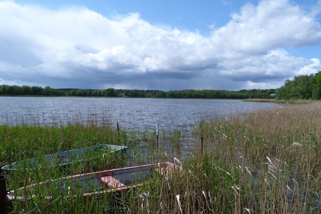 Un lac avec un quai et un bateau.