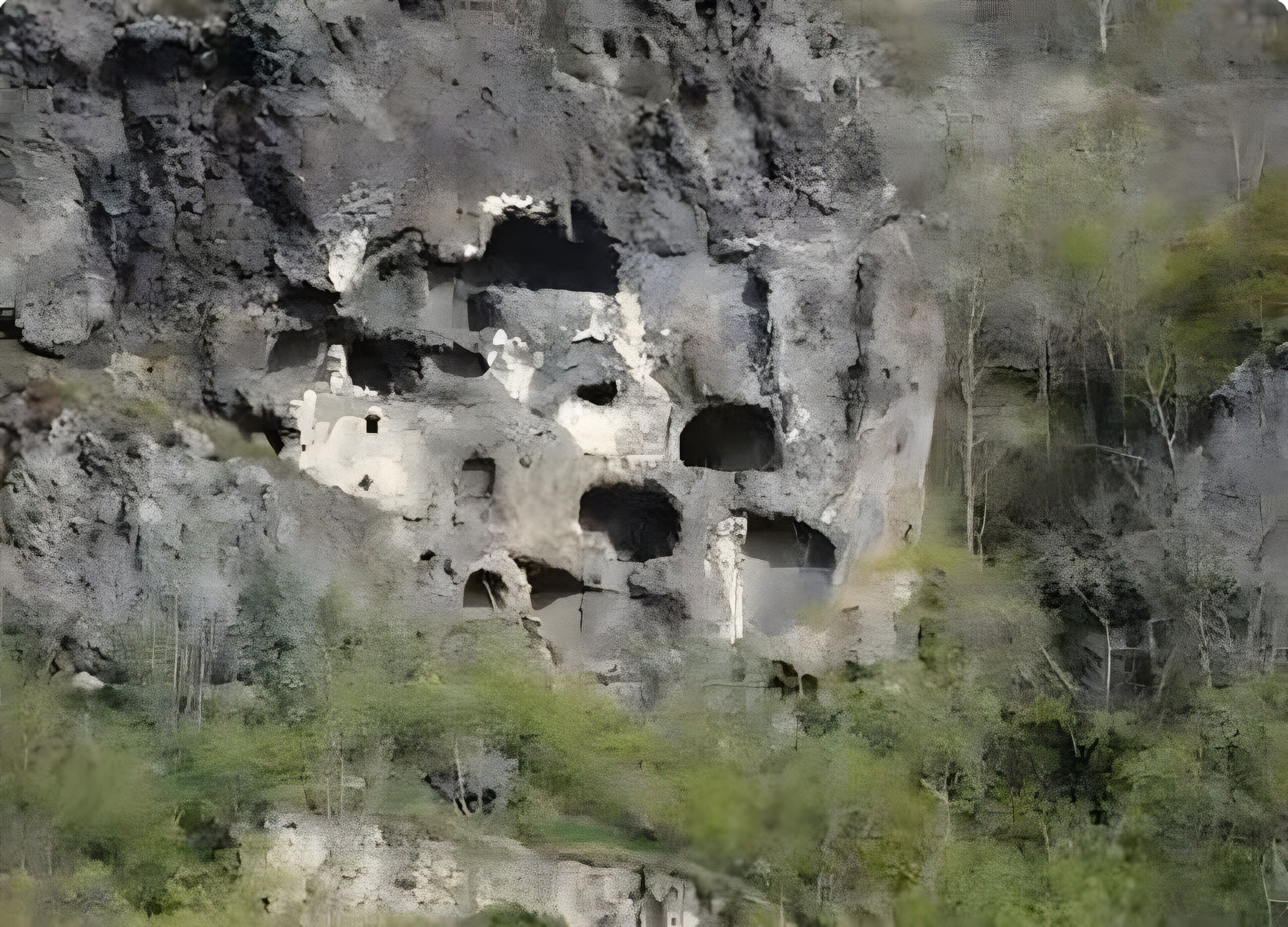 Um penhasco rochoso com várias grutas e aberturas.