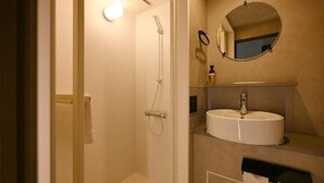 Buồng tắm vòi sen, đồ dùng nhà tắm miễn phí, máy sấy tóc 