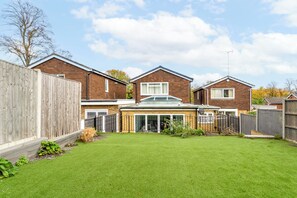 A residential area with three houses, a fenced backyard, and a clear sky. - 4 bedroom home in Croydon (Croydon)