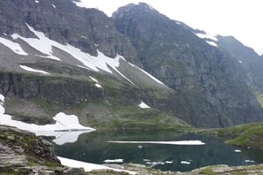 A mountainous landscape with a clear lake surrounded by rocky cliffs. - Ebnerbauer Apartment 1 (Piesendorf)