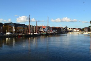 En havn med både, bygninger og en klar himmel.