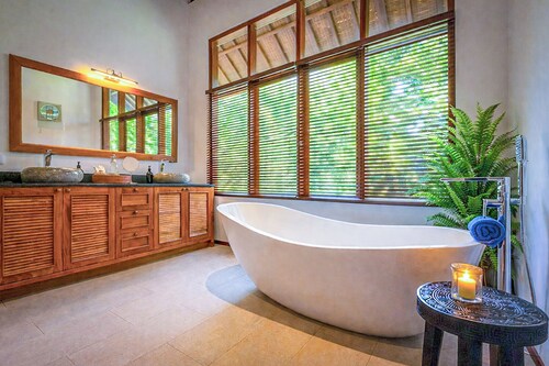 Luxury Honeymoon Suite with Ocean Views, Pool, and Breakfast at Diving Paradise