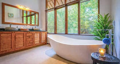 Luxury Honeymoon Suite with Ocean Views, Pool, and Breakfast at Diving Paradise