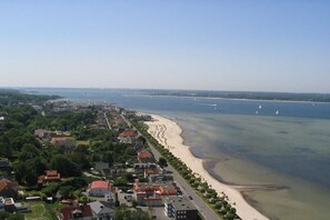 A coastal town with a beach, houses, and boats. - Holiday apartment with 2 bedrooms (Schönberger Strand)