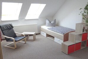 A child's bedroom with a bunk bed, a desk, a chair, and a radiator. - Holiday apartment with 2 bedrooms (Schönefeld)