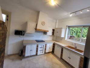 Private kitchen - Vrbo Property (GARCHES)