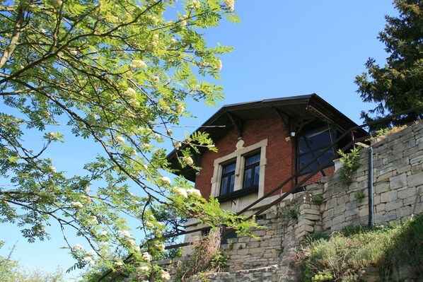 Ein Backsteinhaus mit einer Steinwand und einem Fenster.