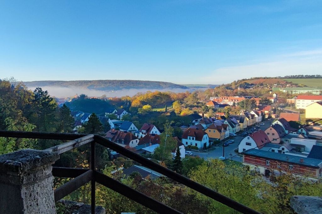 Eine Stadt mit Wohngebäuden und einem markanten Kirchturm.