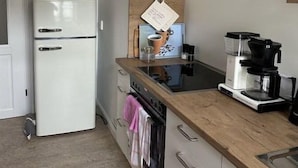 Wasserkocher mit Kaffee-/Teezubehör, Kühlschrank, Ofen, Herdplatte