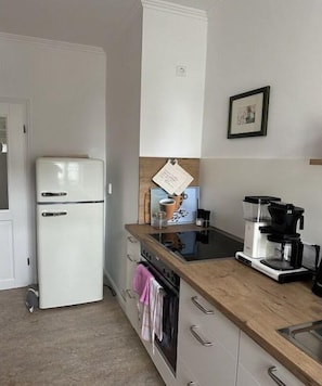 Wasserkocher mit Kaffee-/Teezubehör, Kühlschrank, Ofen, Herdplatte