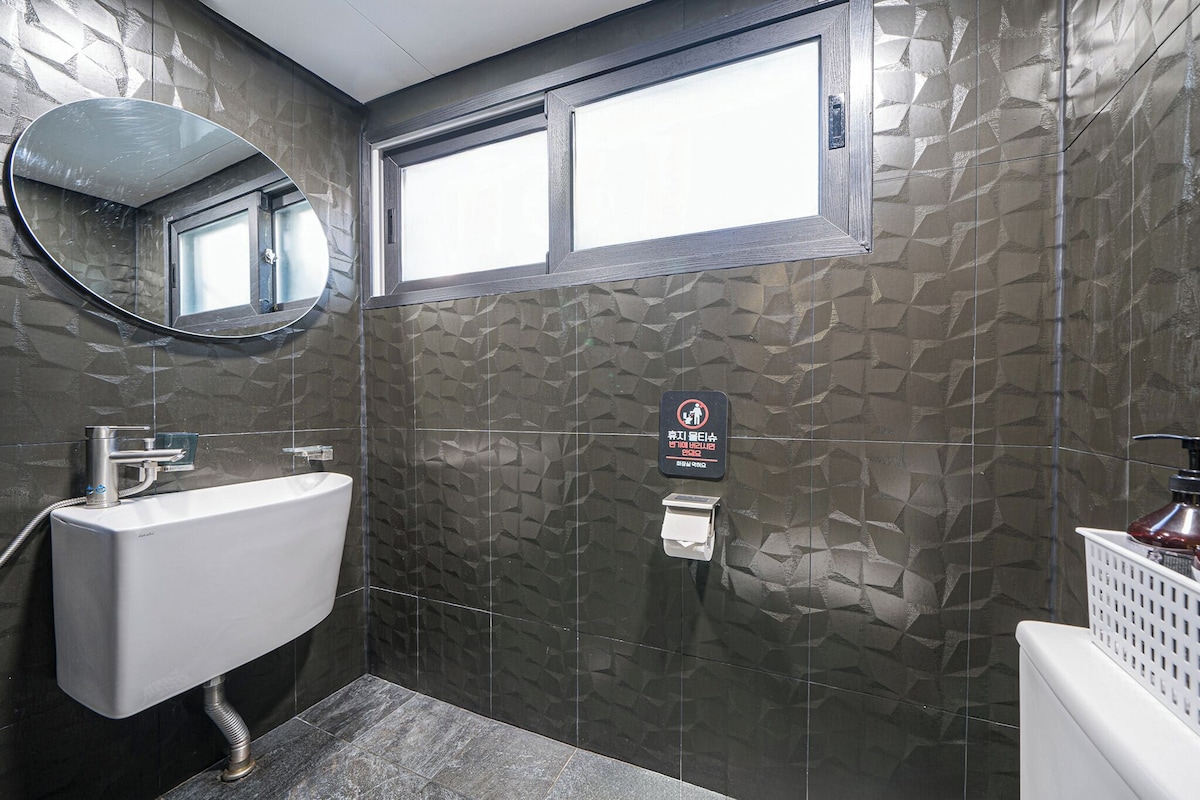 Kamar Keluarga, pemandangan kebun | Kamar mandi | Shower, pengering rambut, handuk, dan sabun