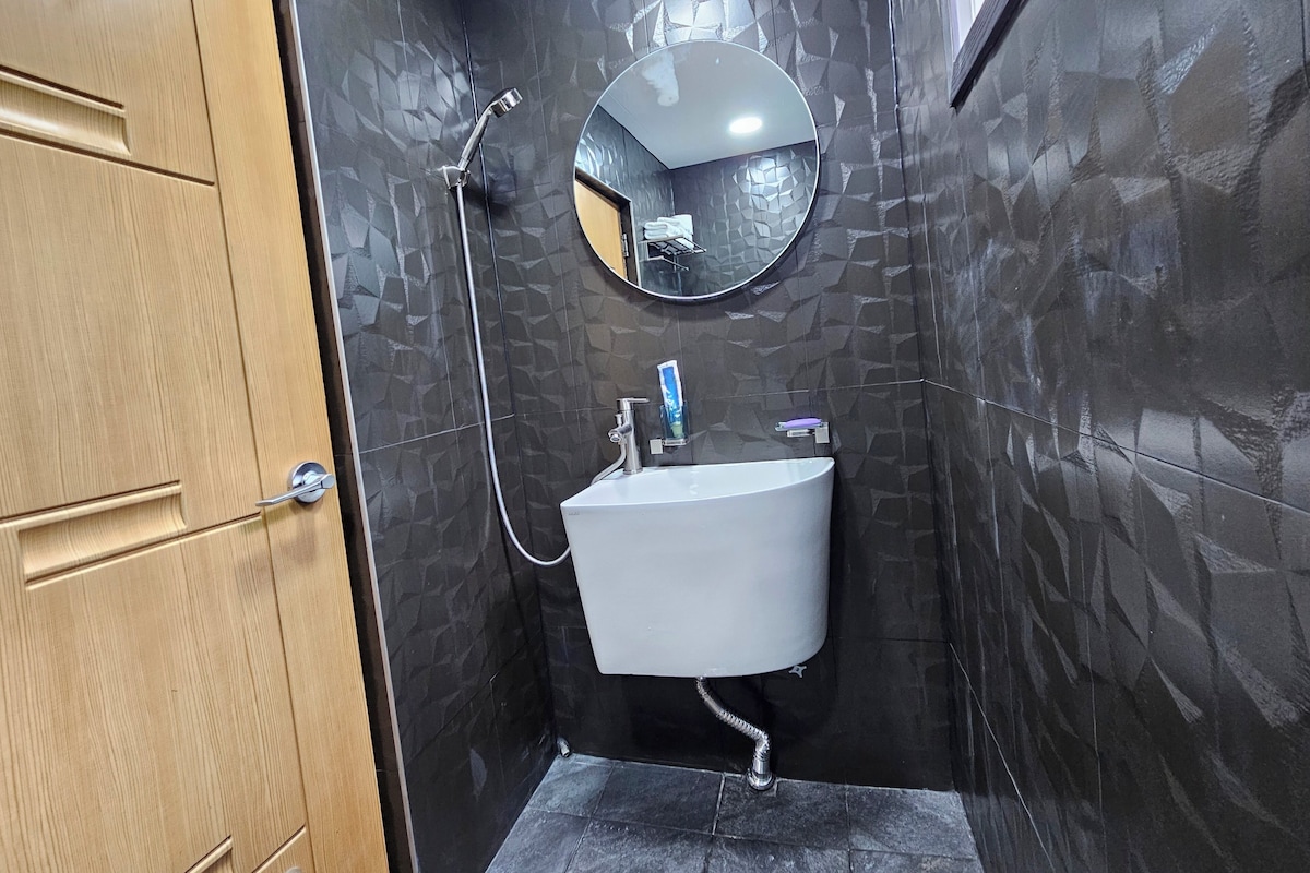 Kamar Keluarga | Kamar mandi | Shower, pengering rambut, handuk, dan sabun