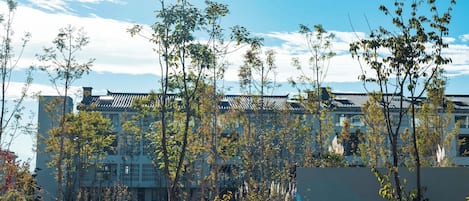 Un edificio de arquitectura tradicional, rodeado de árboles y vegetación.