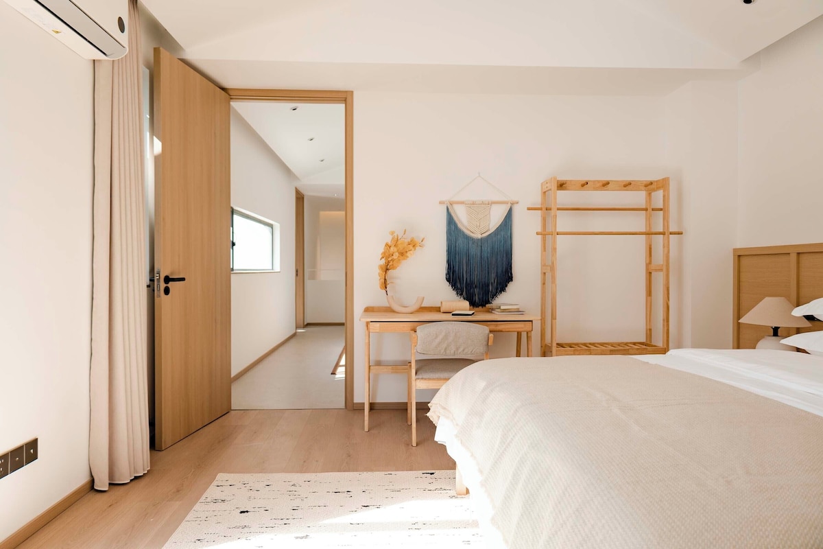 Quarto com cama, escrivaninha e guarda-roupa.