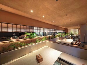 A modern interior with seating areas, a kitchen, and a view of the outside. - SYCX Retreat Villas (Dali)