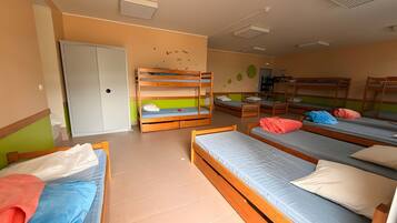 Un dormitorio con literas, un armario y una puerta.