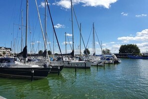 Een jachthaven met meerdere zeilboten afgemeerd.