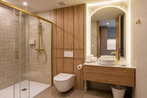 A modern bathroom with a glass-enclosed shower, a toilet, and a vanity with a mirror. - Apartment La Plaza 2 double standard (Alicante)