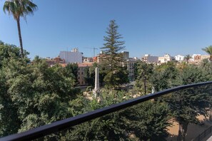 A residential area with buildings, trees, and a clear sky. - Apartment La Plaza 2 Deluxe with Jacuzzi (Alicante)