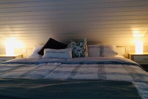 A hotel room with a bed, two bedside lamps, and a nightstand. - Apartment in Otterndorf with swimming pool (Otterndorf)