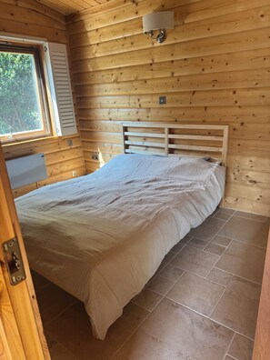 Unclassified image, 2 of 9, button - Self contained log cabin with lots of greenery (Shinfield)