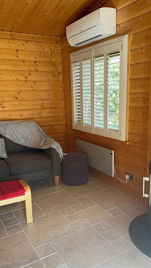 Unclassified image, 4 of 9, button - Self contained log cabin with lots of greenery (Shinfield)