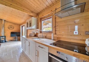 Private kitchen - Self contained log cabin with lots of greenery (Shinfield)
