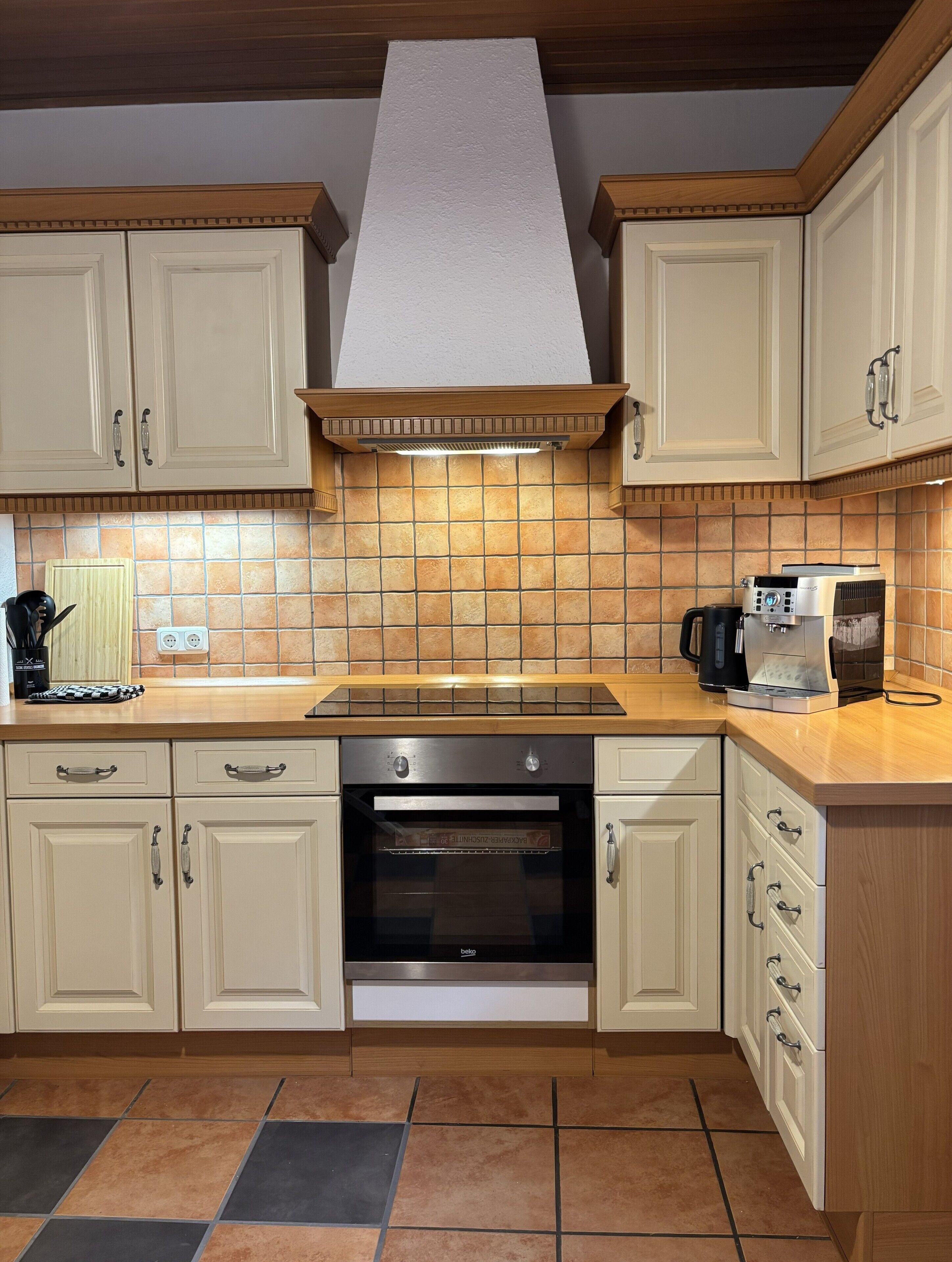 Coffee/tea maker, fridge, microwave, oven