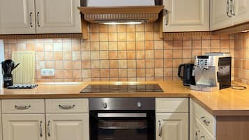 Coffee/tea maker, fridge, microwave, oven