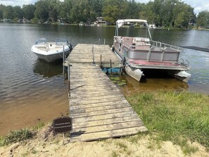Eine schwimmende Plattform mit einem Schild, auf dem 'Floating Dock Watch Your Step' steht.