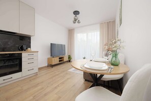 Eine moderne Küche mit Backofen und Flachbildfernseher.