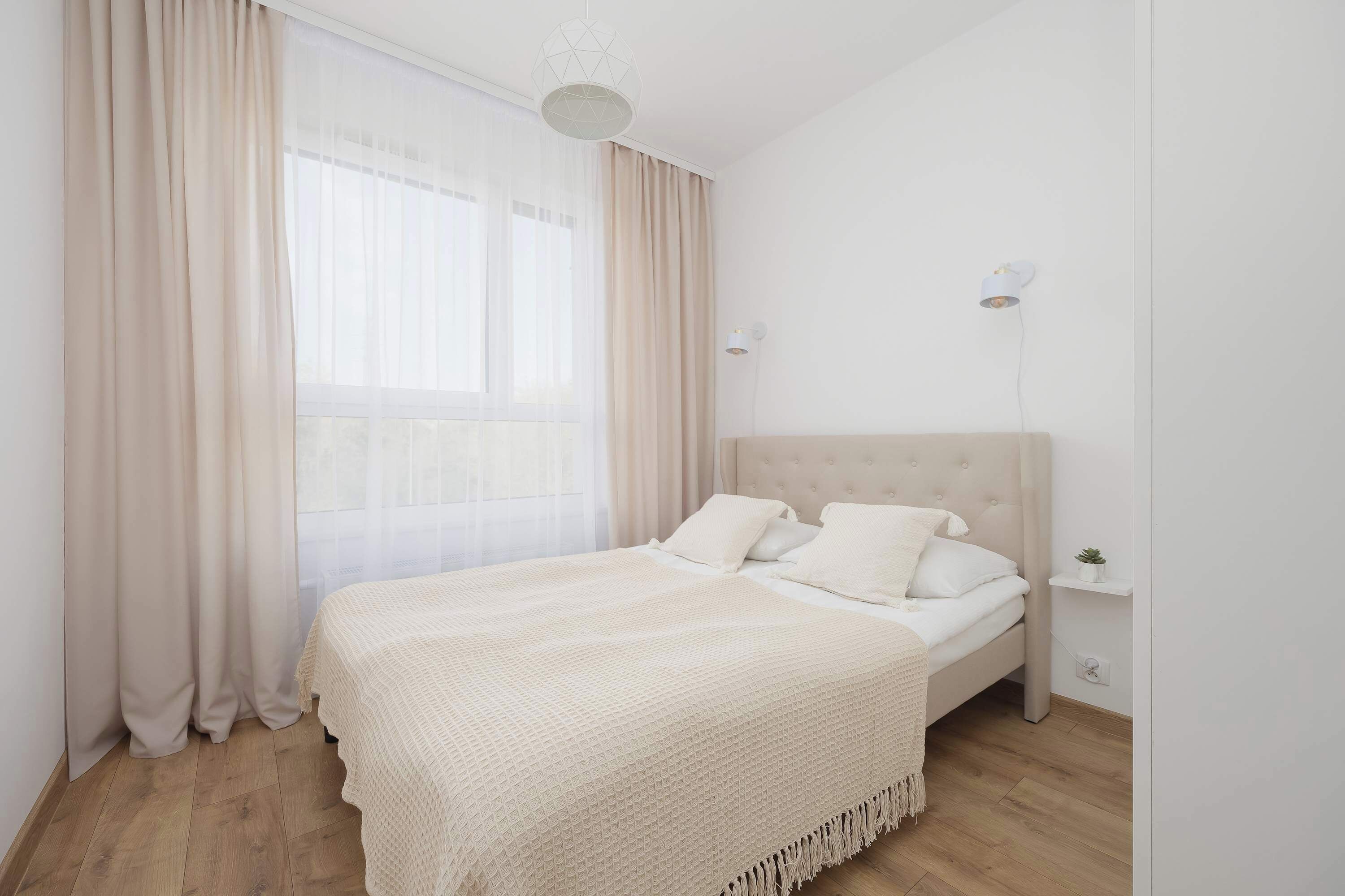 Iron/ironing board, travel crib, WiFi, bed sheets