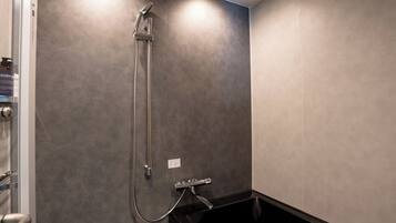 Ein modernes Badezimmer mit Dusche, Badewanne und Glastür.