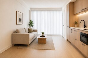 Ein modernes Wohnzimmer mit einer Couch, einem Couchtisch und einer Pflanze.