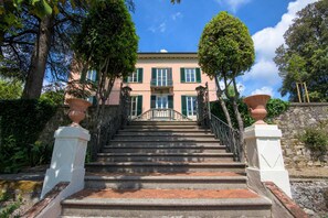 A grand staircase leading to a building with multiple windows and a balcony. - Refined And Luxurious Villa In the Outskirts Of Lucca (Lucca)